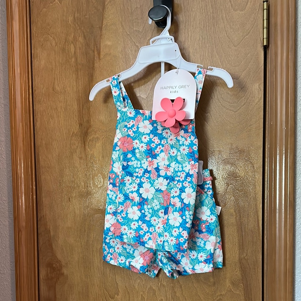 3 piece Small 5/6 Happily Grey Floral Kids short set includes hair accessory